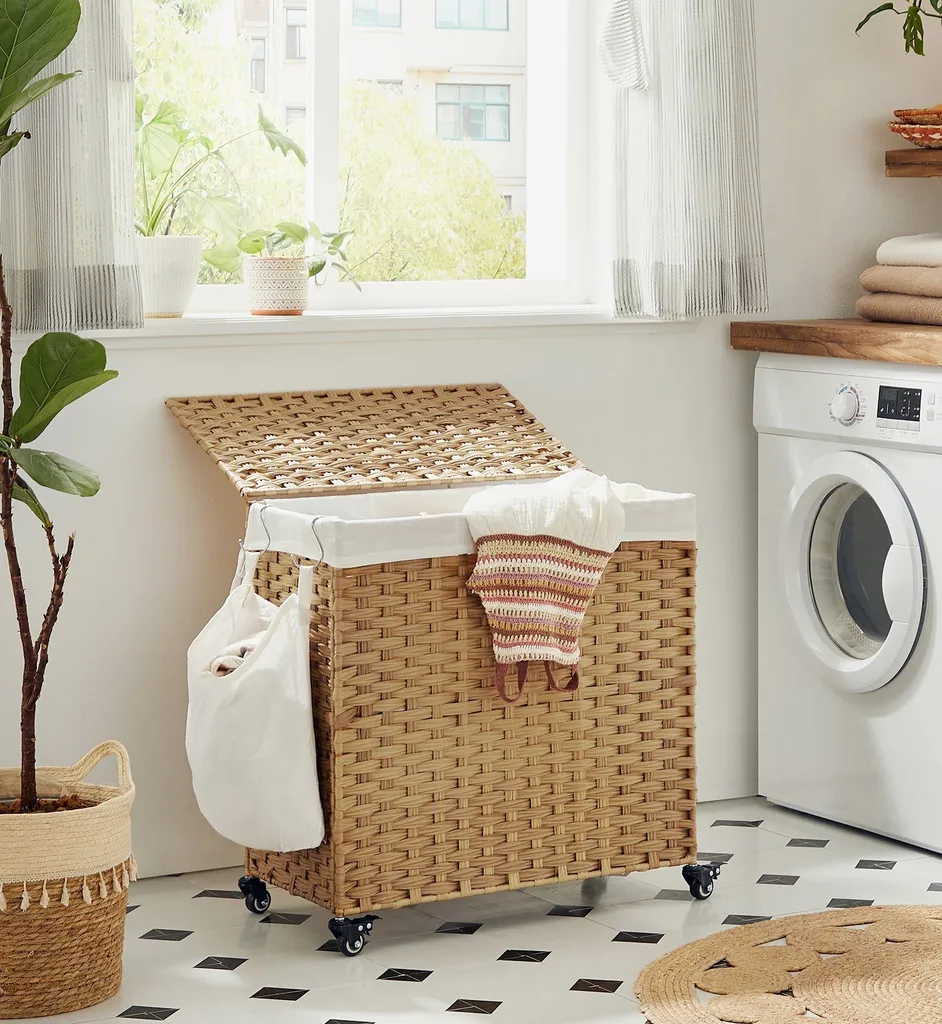 SONGMICS Wäschekorb, Handgeflochten, Wäschesammler, 140 L, Aus Polyrattan, Mit 3 Fächern, Herausnehmbare Tasche, Deckel, Griffe, Für Wohnzimmer, Badezimmer, 66 X 33 X 60 Cm, Naturfarben LCB363N01 2 SONGMICS Wäschekorb, Handgeflochten, Wäschesammler, 140 L, Aus Polyrattan, Mit 3 Fächern, Herausnehmbare Tasche, Deckel, Griffe, Für Wohnzimmer, Badezimmer, 66 X 33 X 60 Cm, Naturfarben LCB363N01 - Image 2
