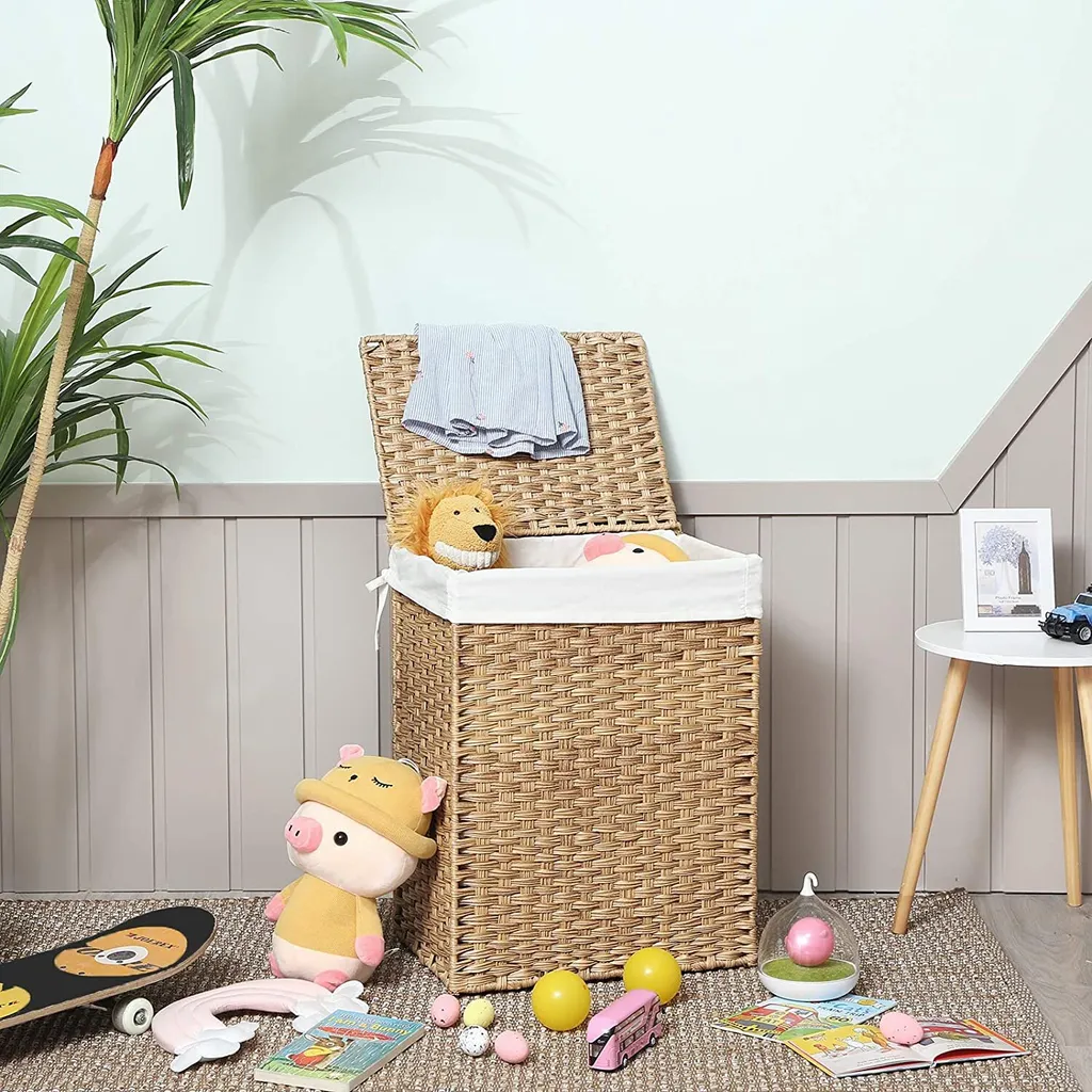 SONGMICS Wäschekorb Handgeflochten, 90 L, Wäschesammler Aus Synthetischem Rattan, Mit Deckel Und Griffen, Faltbar, Wäschesack Herausnehmbar, Naturfarben LCB51NL 3 SONGMICS Wäschekorb Handgeflochten, 90 L, Wäschesammler Aus Synthetischem Rattan, Mit Deckel Und Griffen, Faltbar, Wäschesack Herausnehmbar, Naturfarben LCB51NL - Image 3