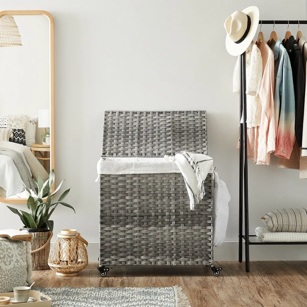 SONGMICS Wäschekorb, Handgeflochten, Wäschesammler, 140 L, Aus Polyrattan, Mit 3 Fächern, Herausnehmbare Tasche, Deckel, Griffe, Für Wohnzimmer, Badezimmer, 66 X 33 X 60 Cm, Grau LCB363G01 4 SONGMICS Wäschekorb, Handgeflochten, Wäschesammler, 140 L, Aus Polyrattan, Mit 3 Fächern, Herausnehmbare Tasche, Deckel, Griffe, Für Wohnzimmer, Badezimmer, 66 X 33 X 60 Cm, Grau LCB363G01 - Image 4