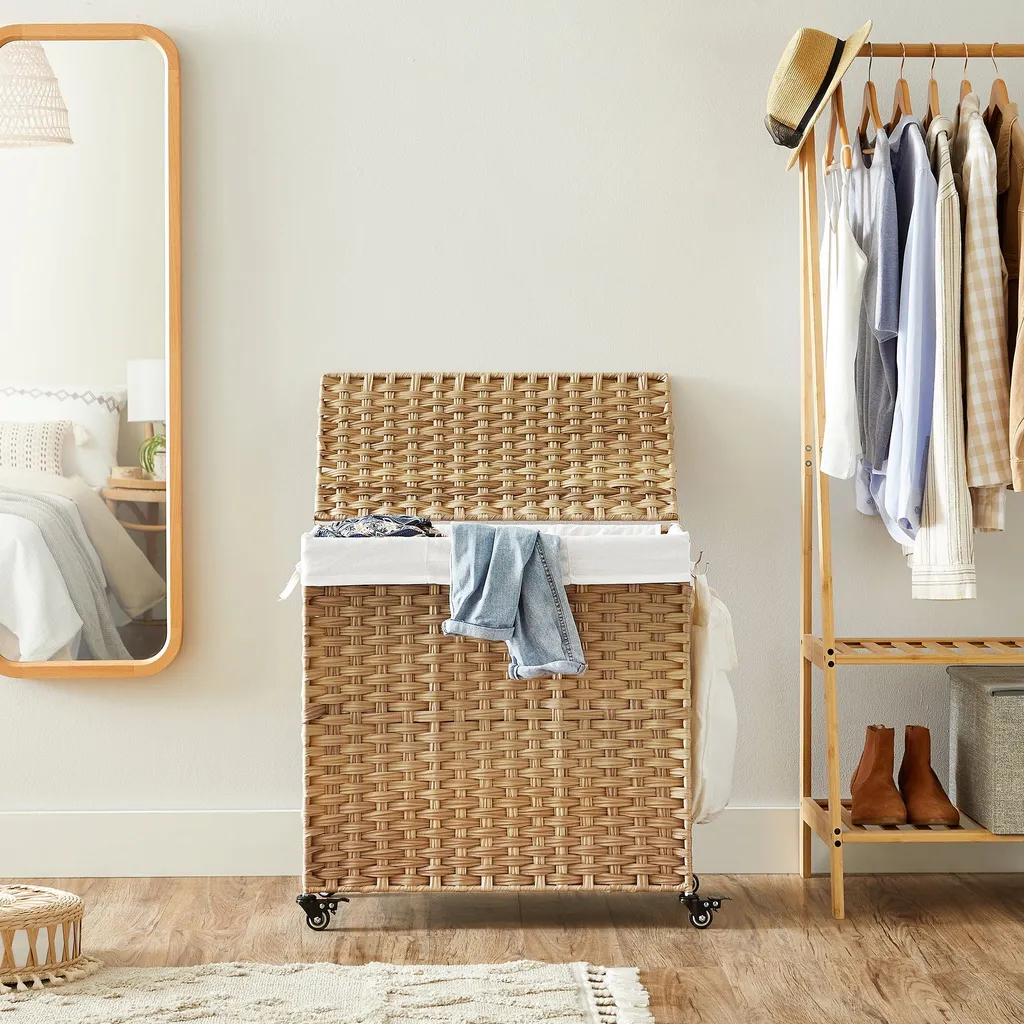 SONGMICS Wäschekorb, Handgeflochten, Wäschesammler, 140 L, Aus Polyrattan, Mit 3 Fächern, Herausnehmbare Tasche, Deckel, Griffe, Für Wohnzimmer, Badezimmer, 66 X 33 X 60 Cm, Naturfarben LCB363N01 4 SONGMICS Wäschekorb, Handgeflochten, Wäschesammler, 140 L, Aus Polyrattan, Mit 3 Fächern, Herausnehmbare Tasche, Deckel, Griffe, Für Wohnzimmer, Badezimmer, 66 X 33 X 60 Cm, Naturfarben LCB363N01 - Image 4