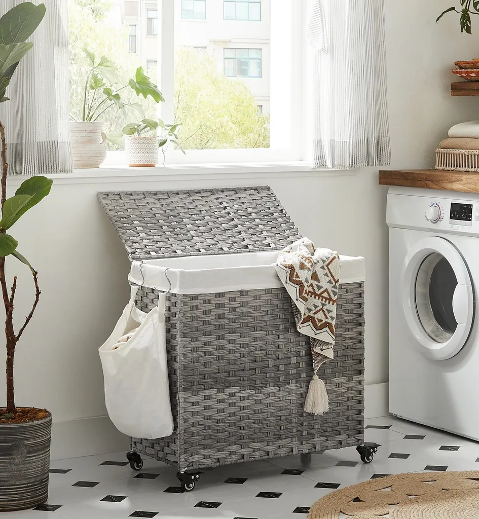 SONGMICS Wäschekorb, Handgeflochten, Wäschesammler, 140 L, Aus Polyrattan, Mit 3 Fächern, Herausnehmbare Tasche, Deckel, Griffe, Für Wohnzimmer, Badezimmer, 66 X 33 X 60 Cm, Grau LCB363G01 2 SONGMICS Wäschekorb, Handgeflochten, Wäschesammler, 140 L, Aus Polyrattan, Mit 3 Fächern, Herausnehmbare Tasche, Deckel, Griffe, Für Wohnzimmer, Badezimmer, 66 X 33 X 60 Cm, Grau LCB363G01 - Image 2
